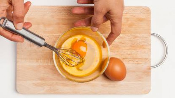 Bate los huevos con 1 pastilla de Avecrem Dúo de Tomate desmenuzada y pimienta.