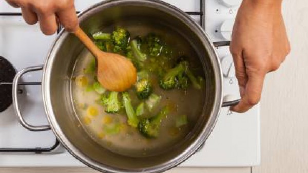 Pela y lava el brócoli; córtalo en pedazos. En una olla grande, saltea el brócoli durante 5 minutos con 1 cucharada de aceite de oliva virgen extra. Añade el caldo y continua la cocción.