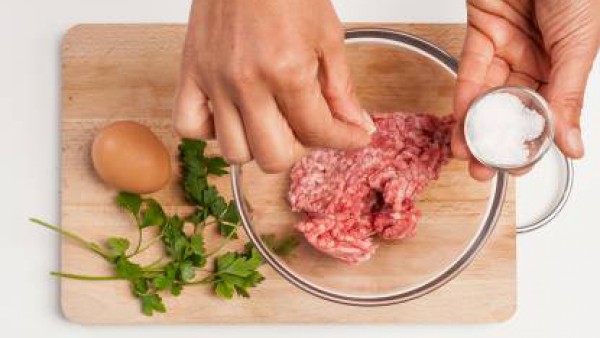 Mientras tanto, en un bol, prepara las albóndigas con la carne picada, agrega 1 huevo batido, sal, pimienta y un poco de perejil fresco. Remueve la mezcla de modo que quede bien mezclada; forma bolas 