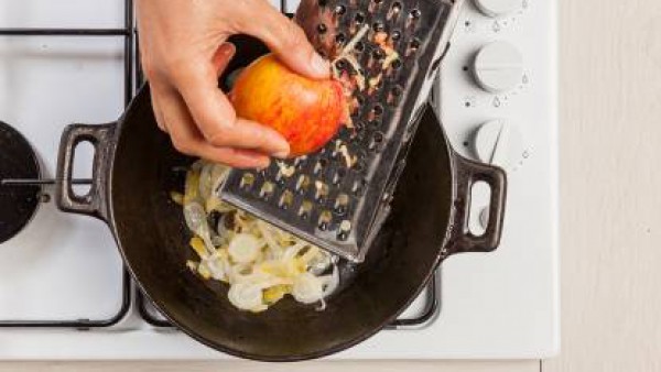Lava y corta la endivia. En una sartén, dórala con un poco de aceite de oliva virgen extra, a continuación, añade la manzana rallada. Incorpora luego el caldo, una pizca de sal y pimienta; cocina dura