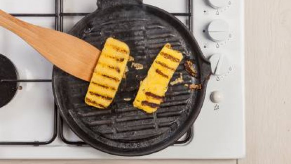 Dora las rebanadas de polenta a ambos lados en una sartén. Sirve caliente.