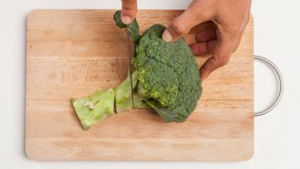 Pela y lava el brócoli; luego divídelo en pedazos. Corta la salchicha en trozos. En una cacerola grande, prepara la polenta de acuerdo a las instrucciones del paquete (normalmente el tiempo de cocción