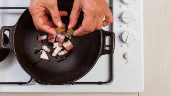 En un wok, fríe el tocino con el aceite de oliva. Añade el Avecrem y luego las cebollas. Después de unos minutos, añade los tomates en trozos y la salvia.