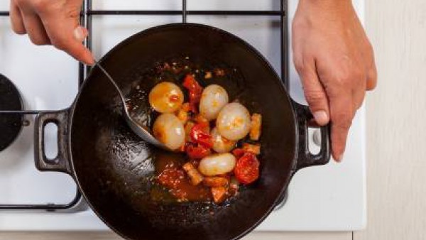 Mezcla bien y luego cocina en una olla tapada durante 12 minutos. Antes de servir, sazona con pimienta y espolvorea con pan rallado.