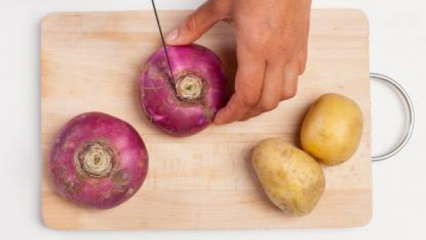 Pela las patatas y córtalas en trozos; lava los nabos y córtalos en cubitos. En una sartén, cocina las patatas y los nabos con 1 cucharada de aceite de oliva, y una pizca de pimienta recién molida neg