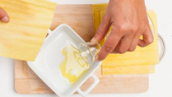 Dispón las placas de lasaña previamente hidratas en un recipiente con aceite. 