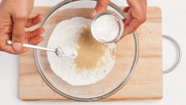 Añadir a la mezcla ½ taza de manzanilla y vierte en moldes untados con mantequilla previamente. Enharina el pastel de manzana y canela y cocina a 180 ° C durante 20 minutos.
