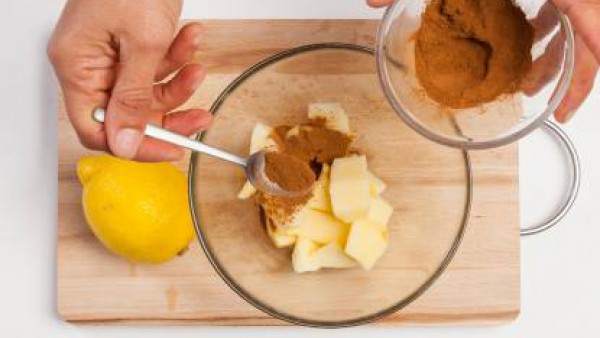 En un bol, vierte la manzana, el jugo de limón y la canela. A continuación, añade la mantequilla, los huevos y la caña de azúcar; a continuación, remueve bien. Finalmente, vierte la harina de arroz, l
