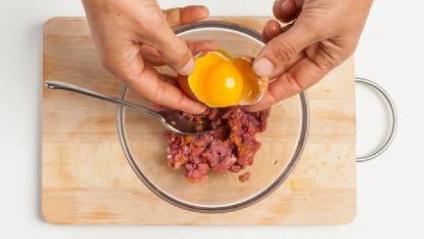 En un bol, añade la carne, curry, una pizca de pimienta y el huevo. Revuelve bien hasta que la mezcla sea homogénea, y en forma de bola para pasarla luego en pan rallado.