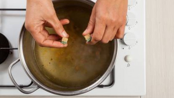 En una olla, dora la cebolla y el ajo; añade los garbanzos, agua y el Avecrem Caldo de Pollo. 