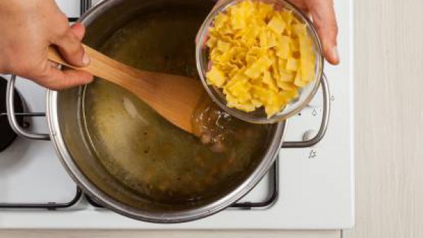 Continúa la cocción durante 25 minutos. A continuación, añade la pasta, agrega el romero y sazona con pimienta. Cocina durante otros 15 minutos. Luego sirve.