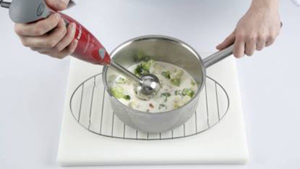Cuando se absorba casi todo el líquido, tritúralo con la batidora; sazona con sal y pimienta y sirve con pan casero tostado.