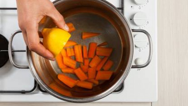 Lava y pela las zanahorias. Cocínalas en una olla grande con agua y ½ jugo de limón durante 15 minutos. 