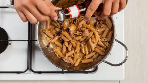 Mientras tanto, en una olla grande, cocina la pasta en agua hirviendo  y Caldo Casero de Pollo 100% Natural. Escúrrela y saltea con la salsa.  Añade, por último, la salchicha y cocina durante 10 minut