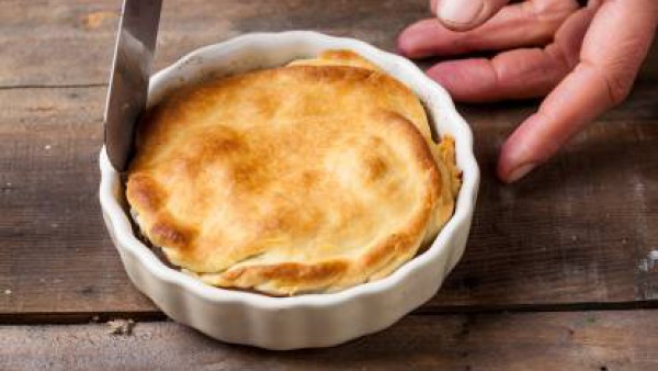 Vierte la mezcla de cebollas y carne en el molde. Cubre con la pasta brisa, y haz pequeños agujeros. Hornea a 200 ° C durante 20 minutos. Sirve la tarta adornada con vinagre balsámico.