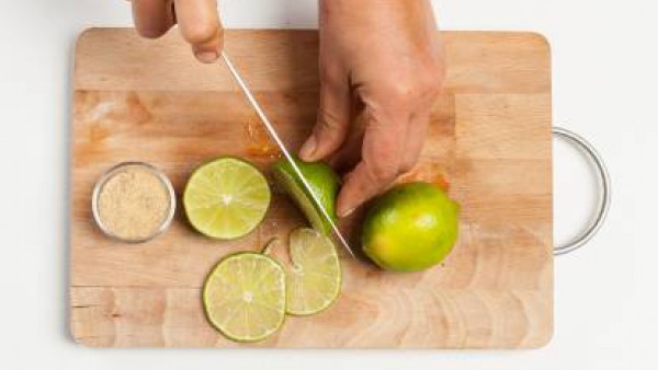 Prepara 1 taza de camomila; exprime el jugo de 1 limón. En un bol, vierte la infusión y el limón y mezcla bien.