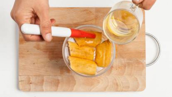 Forra el fondo de un molde para hornear con una primera capa de bizcochos, vierte el jugo de limón y la manzanilla. Cubre con la nata montada y el azúcar. Repite la operación al menos una vez más, for
