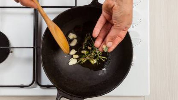 Después de unos minutos, añade el Avecrem Dúo de Tomate y continúa la cocción a fuego lento durante 15 minutos. Si las zanahorias te quedan secas, vierte un poco de agua.