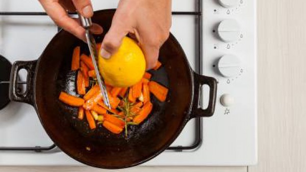 Cuando esté cocido, ralla la piel de 1 limón sobre las zanahorias y mezcla bien; decora con semillas de amapola y sirve.