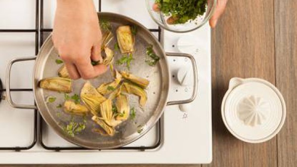 Saltea en una sartén las alcachofas con la cebolla picada en un poco de aceite de oliva virgen extra. Cuando esté casi cocida añade el perejil fresco picado.