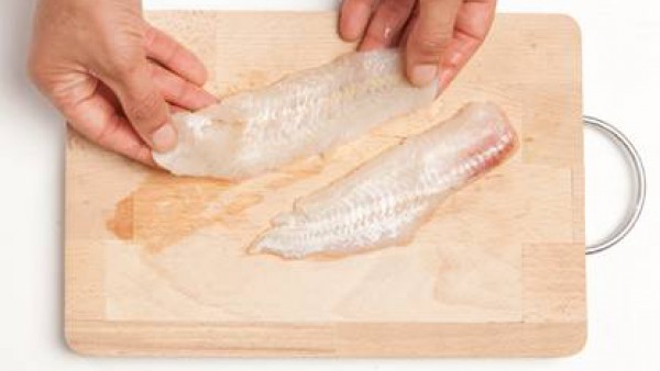 Lava los filetes de pescado y elimina cualquier espina.