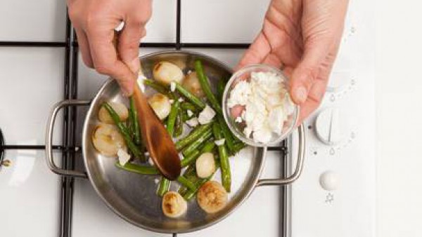 Cocina por unos minutos las cebollas y judías verdes en caldo de verduras. Escurre y luego déjalo freír en aceite de oliva virgen extra, y cocina por 3 minutos. Añade la salvia finamente picado y pimi