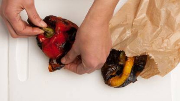 Cuece los pimientos en el horno a una temperatura de 200 ° con la parrilla durante unos 10 minutos. y hasta que estén bien ennegrecidos. Deja enfriar, pela y corta en rodajas de ancho por lo menos de 