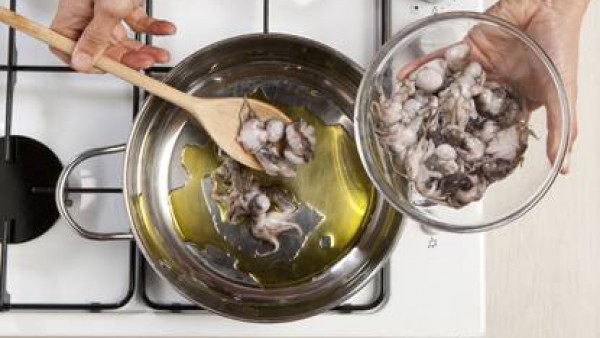 Añade los pulpitos y dora a fuego alto durante 5 minutos. Añade las hojas de laurel, pimienta molida y pimentón, Avecrem Pescado -30% de sal y cocina por otros 10 minutos. Por último añade el tomate f