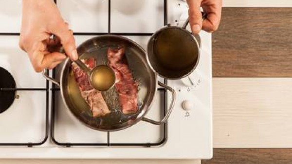 Fríe los rollitos con el aceite de oliva virgen extra, luego agrega 1 pastilla de Avecrem Dúo Guisos de Carne disuelto en un vaso de agua y cocina durante unos 10-12 min. 