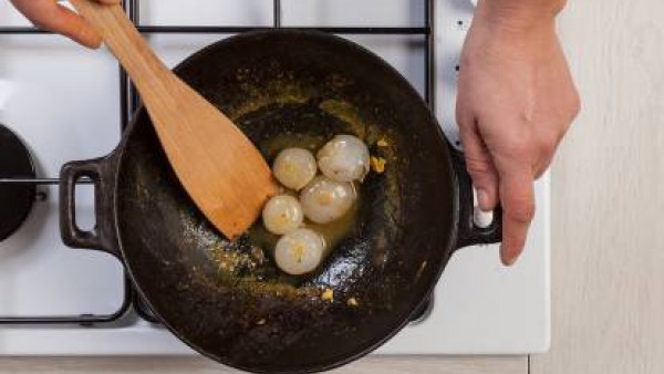 Marina las pechugas de pollo con aceite y curry durante aproximadamente 30 minutos. En un wok, cocina la cebolla con un poco de aceite de oliva, una pastilla de Avecrem Caldo de Pollo y una pizca de c