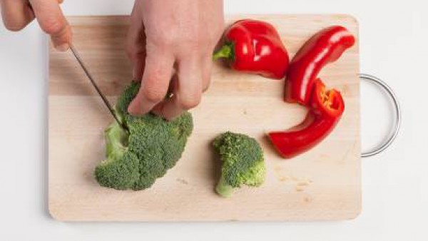 Lava las verduras, corta en tiras el pimiento y en trozos el brócoli.