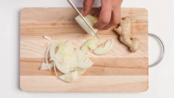 Pon en un bol los muslos de pollo a marinar con aceite de oliva y jengibre rallado. Mantenlo en la nevera durante al menos una hora. A continuación, corta la cebolla y dórala en una sartén.