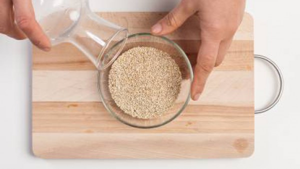 Remoja la quinua con agua para que pierda su sabor amargo. A continuación, enjuaga bien.