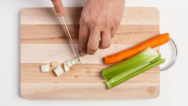 Pica todas las verduras y ponlas a freír en una sartén con una cucharada de aceite de oliva. Añade la quinoa y la pastilla de Avecrem Dúo de Tomate, añadiendo poco a poco agua para evitar que quede de