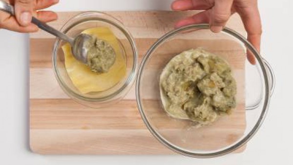 Prepara el sobre de Mi Salsa Bechamel siguiendo las instrucciones del envase. Añade dos cucharadas de pesto a las alcachofas y tritúralo todo con el túrmix. A continuación, prepara las lasañas alterna