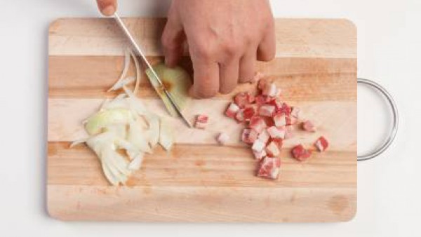 Pica la cebolla y dórala en una sartén con una cucharada de aceite de oliva virgen extra.