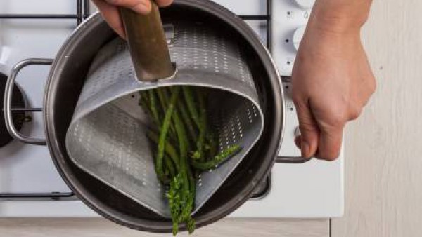 Limpia los espárragos verdes, córtalos y añádelos a la oola. Anade también el bacon y deja cocinar durante 10 minutos.