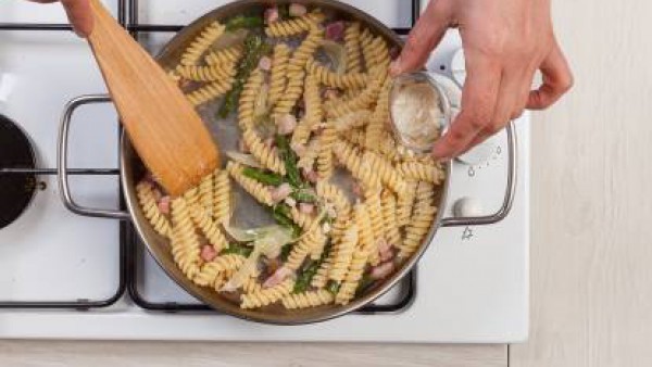 Cuece la pasta en agua hirviendo con la pastilla de Avecrem Caldo de Pollo durante el tiempo indicado en el paquete. Escurre y saltea en una sartén con la cebolla, los espárragos y el bacon. Añade el 