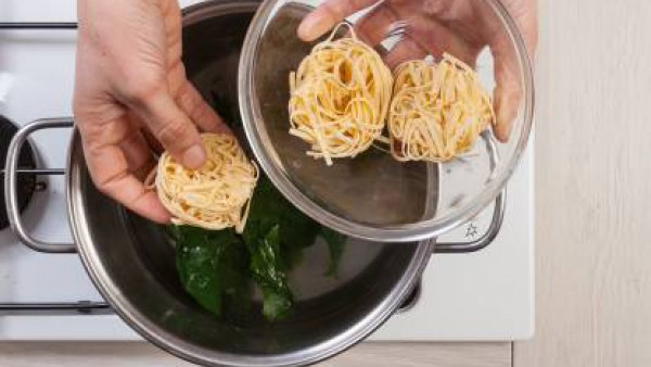 Pelar las acelgas, lávalas y hiérvelas. Añade la pastilla de Avecrem Caldo de Pollo y los tallarines. 