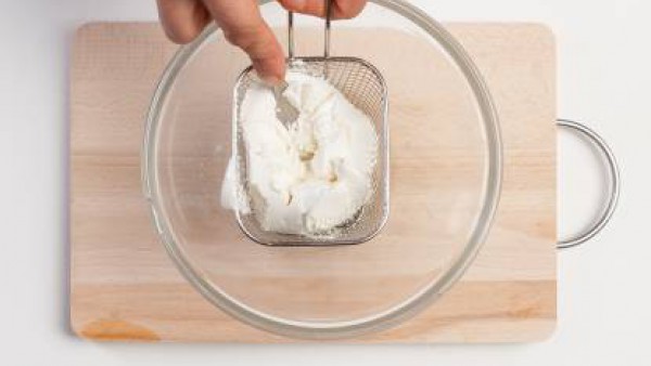 Escurre la ricotta en un colador y crea un puré machacándola con un tenedor.