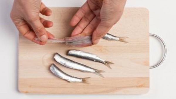 Limpia las sardinas quitando la cabeza y las espinas de su interior. Mientras tanto, poner a cocer la pasta en agua con la pastilla de Avecrem Caldo de Pollo.