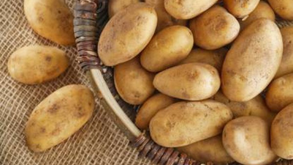 En una cacerola aparte hierve las patatas con piel