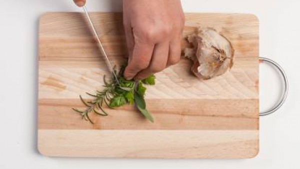 En una sartén saltea el ajo, la cebolla y las hierbas frescas picadas finamente. Añade la carne y la pastilla de Avecrem Dúo Guisos de Carne. Tapa y cuece durante 15 minutos a fuego lento, removiendo 