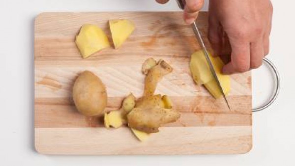 Pela las patatas y córtalas a trozos y quita la grasa del cordero.