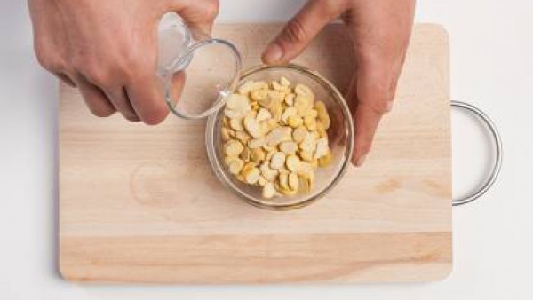 Remoja los frijoles en agua fría durante al menos 2-3 horas.