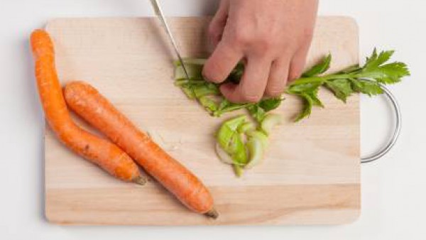 Corta la zanahoria y el apio en cubos pequeños.