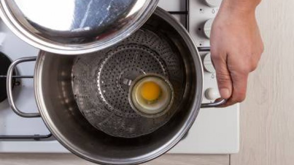 Cocina los huevos al vapor tapados durante aproximadamente 7 minutos .