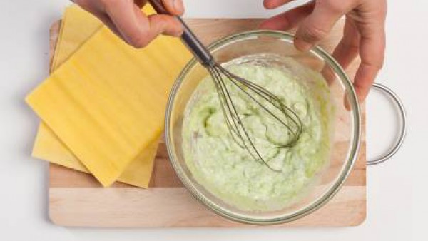 Pinta cuatro moldes con aceite de oliva. Añade un poco de leche en cada uno de ellos. Coloca la primera placa de Lasaña Fácil el Pavo, cubre con un poco de mezcla de ricotta, pesto y espárragos y repi
