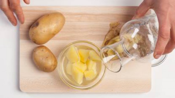 Cómo preparar Patatas y cebollas con tomate- Paso 1