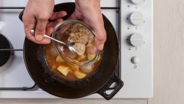 Cómo preparar Patatas y cebollas con tomate- Paso 2